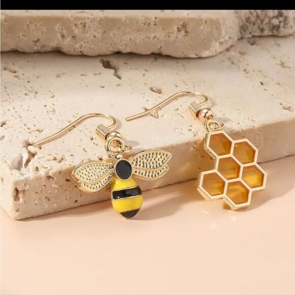 Bumblebee and Honeycomb Pendant Earrings - Picture 5 of 6